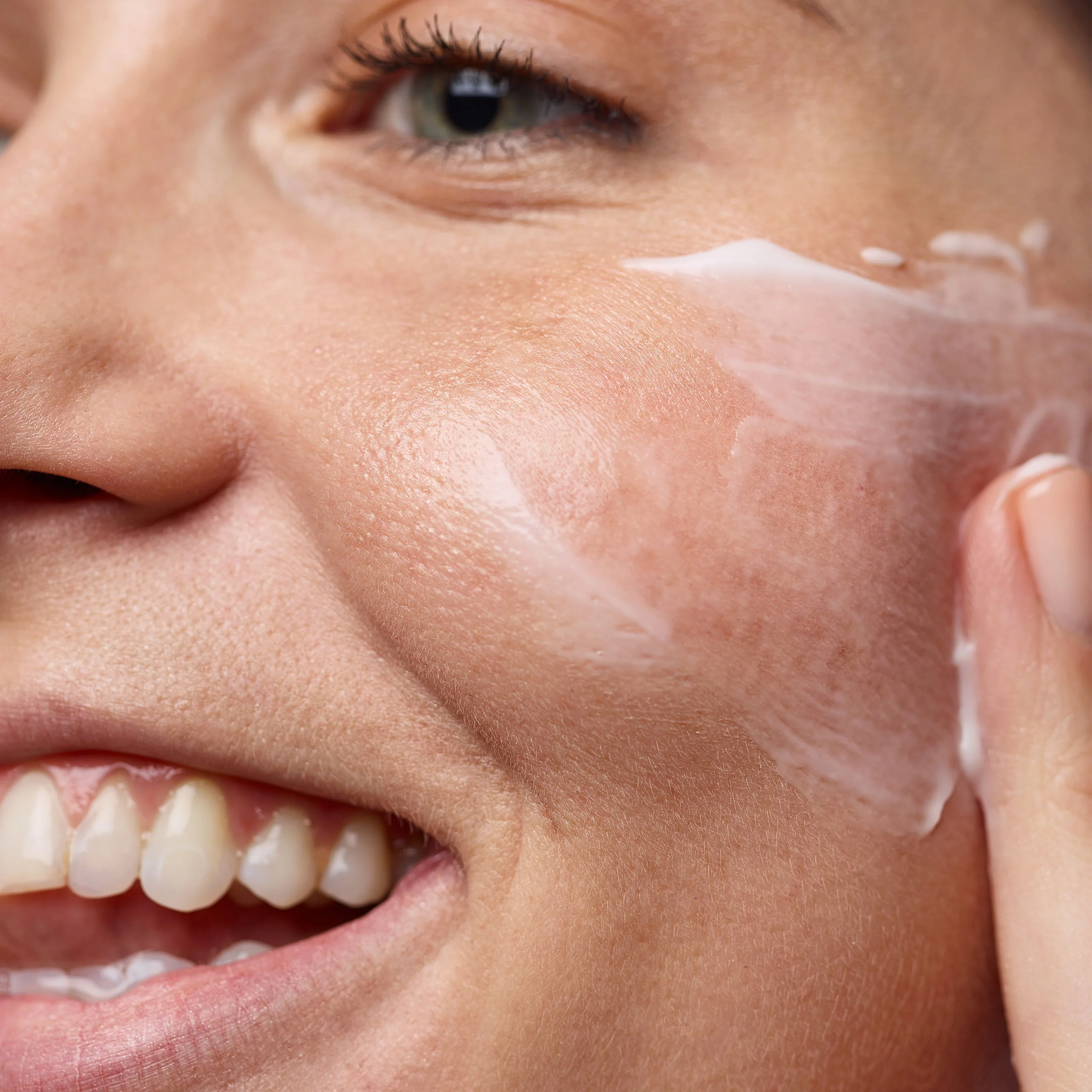 Intensive Moisture Cleanser - Image 3