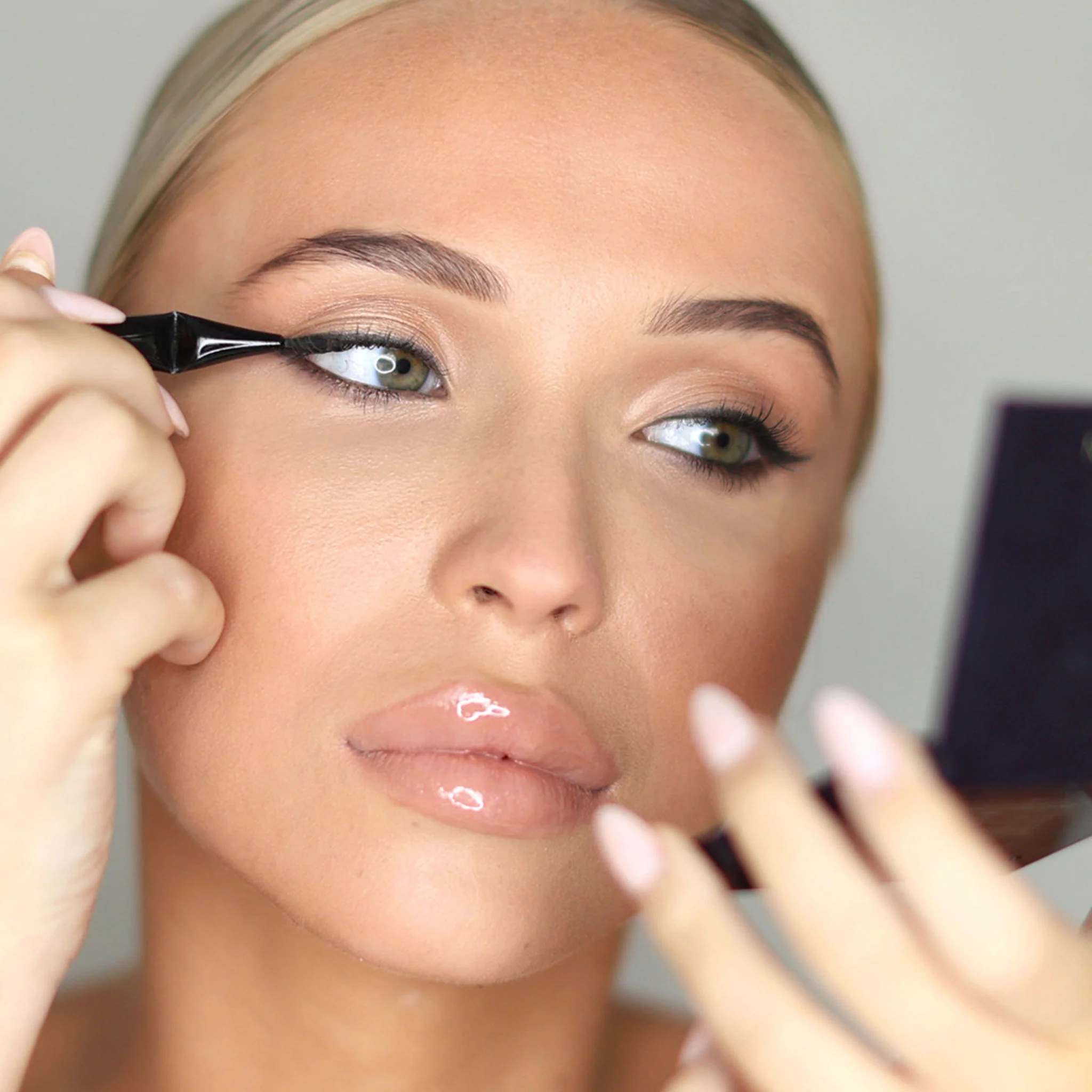 Angled Eyeliner Brush - Image 3