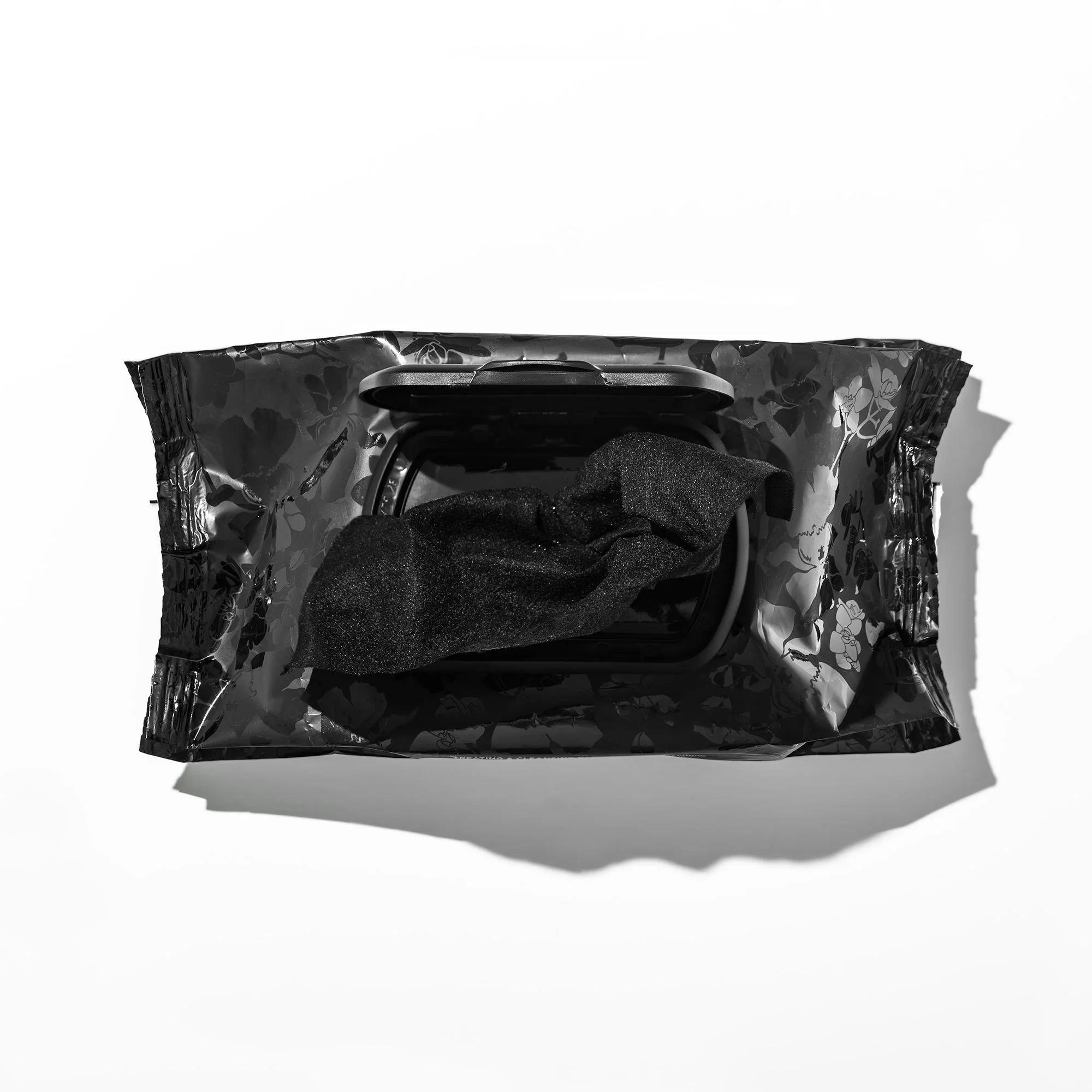 Essence Noir Cleansing and Treating Facial Cloths - Image 3