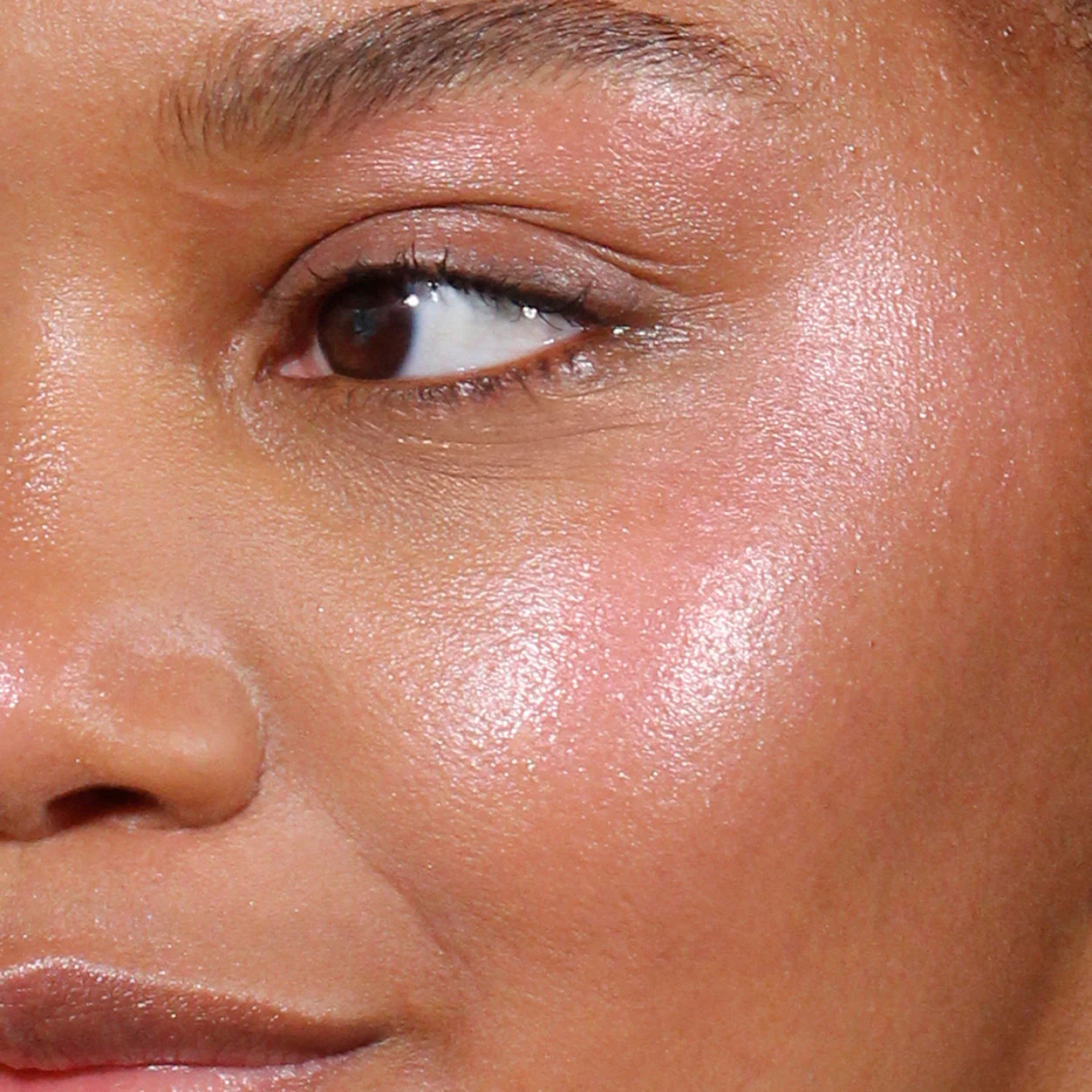 Pretty Shiny Cream Highlighter - Image 5