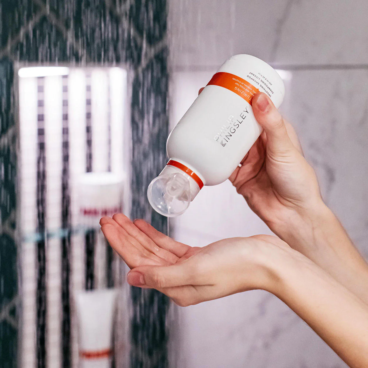 Re-Moisturizing Smoothing Shampoo - Image 3